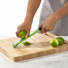 טען תמונה לצפייה בגלריה, מגרדת (פומפייה) עדינה זסטר ידנית-מגרדת זסטר-OXO-סופר הום