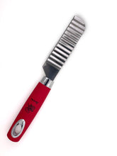 טען תמונה לצפייה בגלריה, חותך ירקות גלי ארוך ״מוצרט״-סכיני עיצוב פירות וירקות-Fortuna-אדום-סופר הום