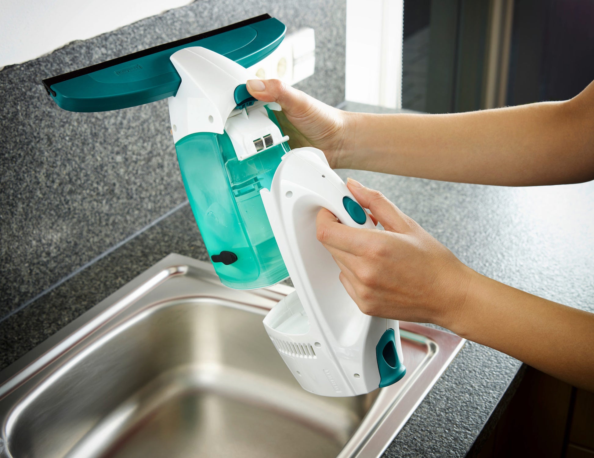 מנקה חלונות חשמלי Click System Dry & Clean-מנקה חלונות חשמלי-Leifheit-סופר הום