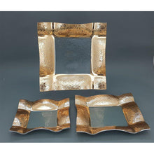 Load image into Gallery viewer, מגש מרובע זכוכית זהב - 2 גדלים-הגשה זכוכית-CASA BELLA-30*30 ס"מ-סופר הום
